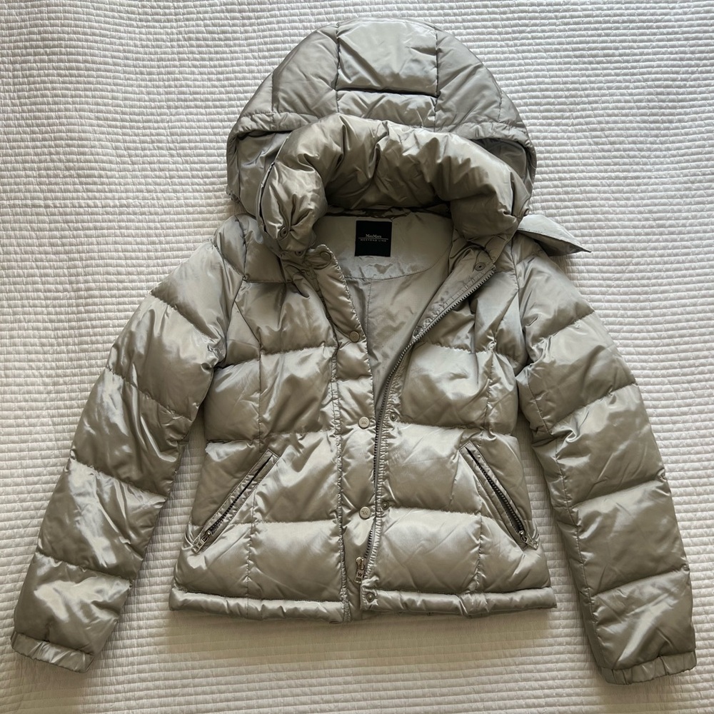Puffer coat from Max Mara Weekend. Detachable hood, grey/silver color.